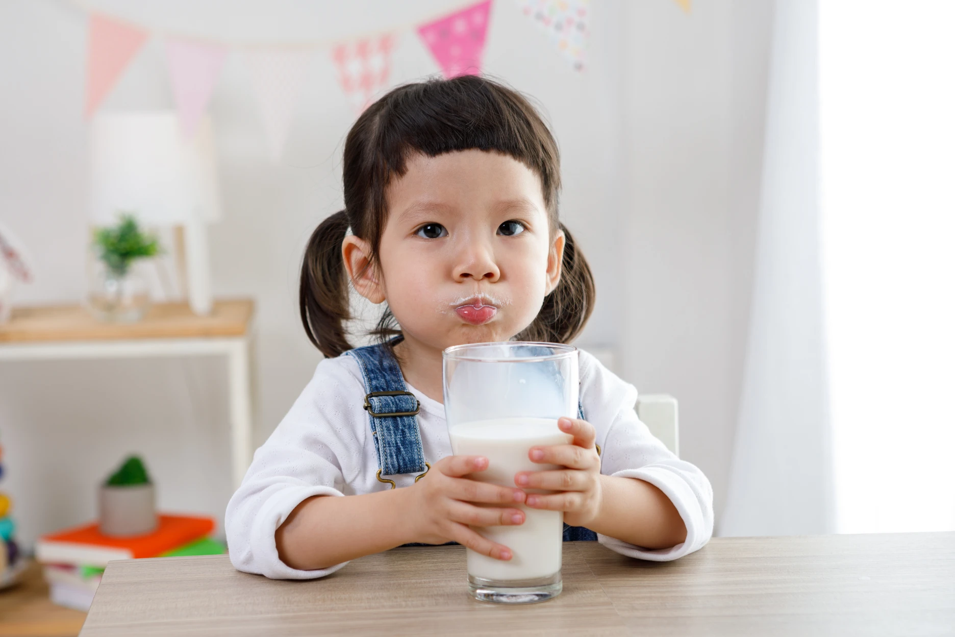  Pilih susu pertumbuhan yang diperkaya zat besi untuk si Kecil. 